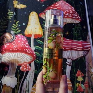 Bath & Body Works honeysuckle and peach Spritz